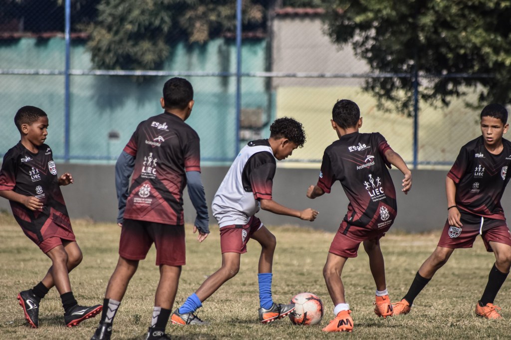 Atendendo cerca de 200 crianças, entre 7 e 17 anos, a iniciativa visa formar cidadãos e resgatar o interesse às atividades físicas